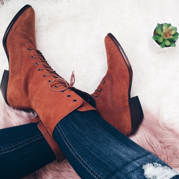 Shoes - "vintage look" lace up boots